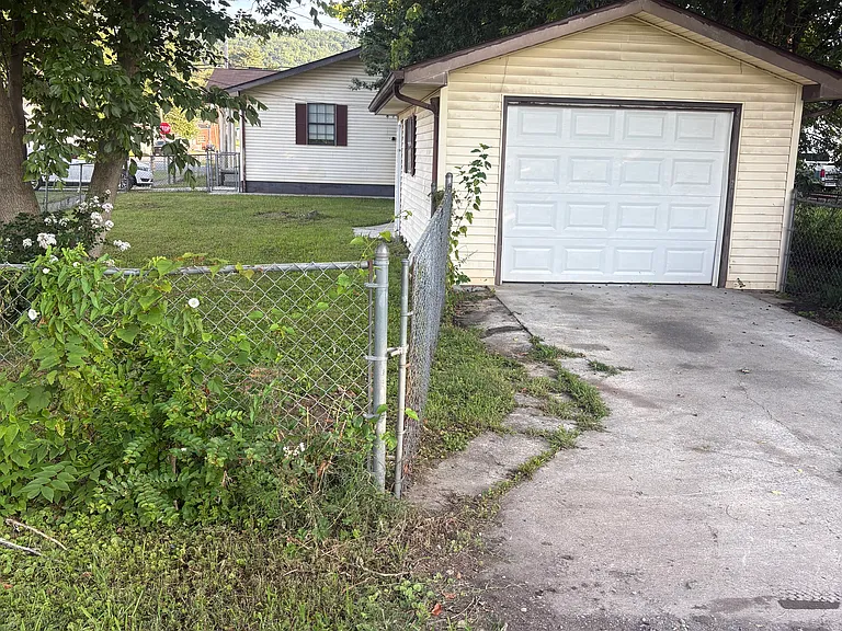 222 W Wheeler St — Photo 2