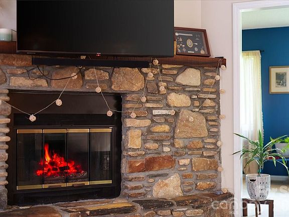 5th image of 16 W Woodsong Ln