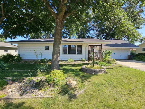 1010 Sunset St, New Hampton, IA 50659