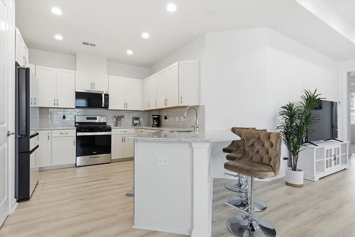 3 bed, 2.0 bath, 1864 sqft, $3,200 — Photo 3