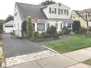 38 Chestnut St, Hicksville, NY 11801