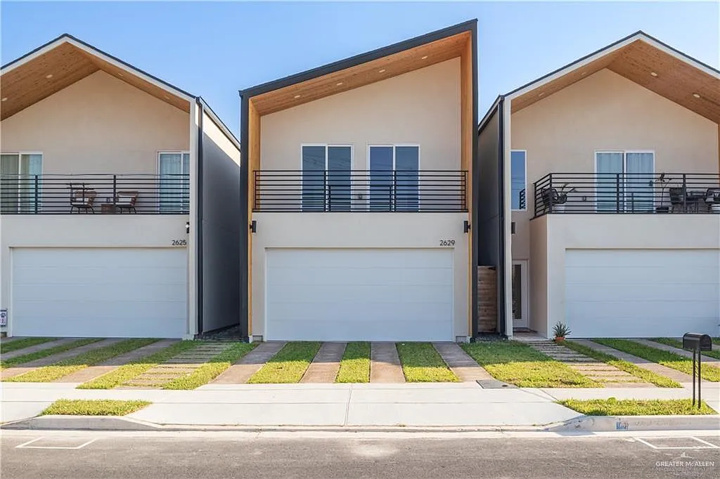 3 bed, 2.5 bath, 1420 sqft, $1,950 — Photo 1