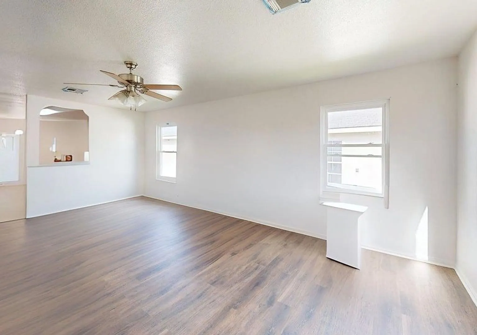 Fantastic - 3 bed 2 bath with Solar Panels — Photo 2