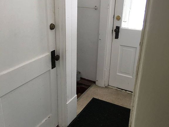 3rd image of 214 Wellington St