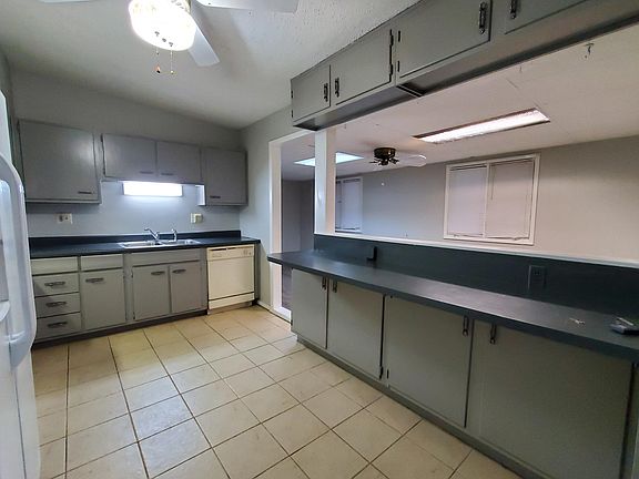 Spacious kitchen with tons of cabinets