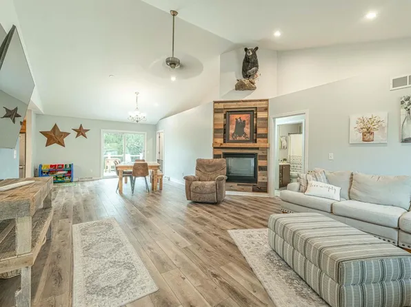 405 7th Avenue #C, New Glarus, WI 53574