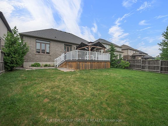 3rd image of 14 Mayapple Cres