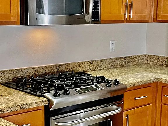 3rd image of 423 7th St Unit 206
