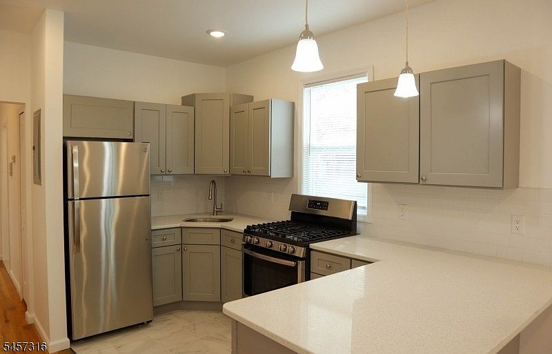 1st image of 373-375 6th Ave W #2R