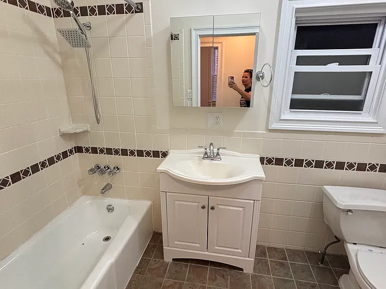527 E 234th St #1A — Photo 10