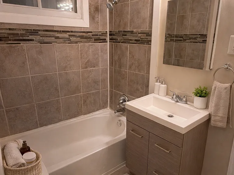 1106 Queen St NE #4 — Photo 7