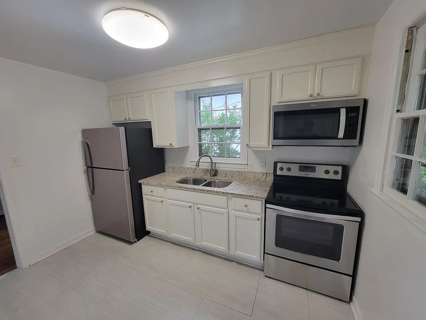 3 Bedroom 1 Bathroom House — Photo 2