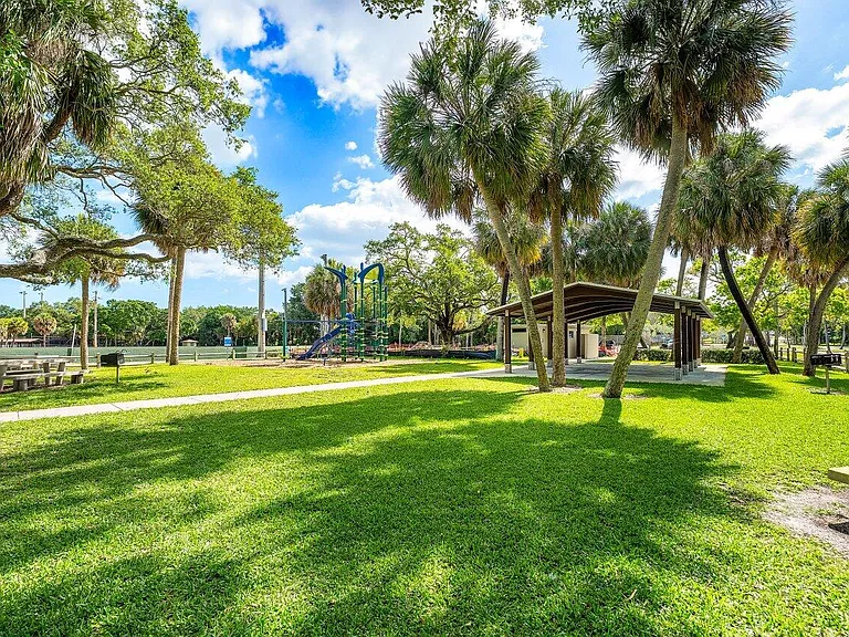 2103 N Palm Cir — Photo 25