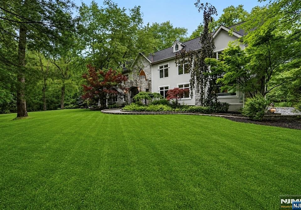 1st image of 11 Pine Tree Dr
