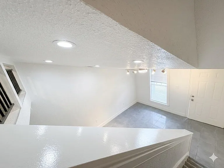 2127 Maximilian St #3 — Photo 5