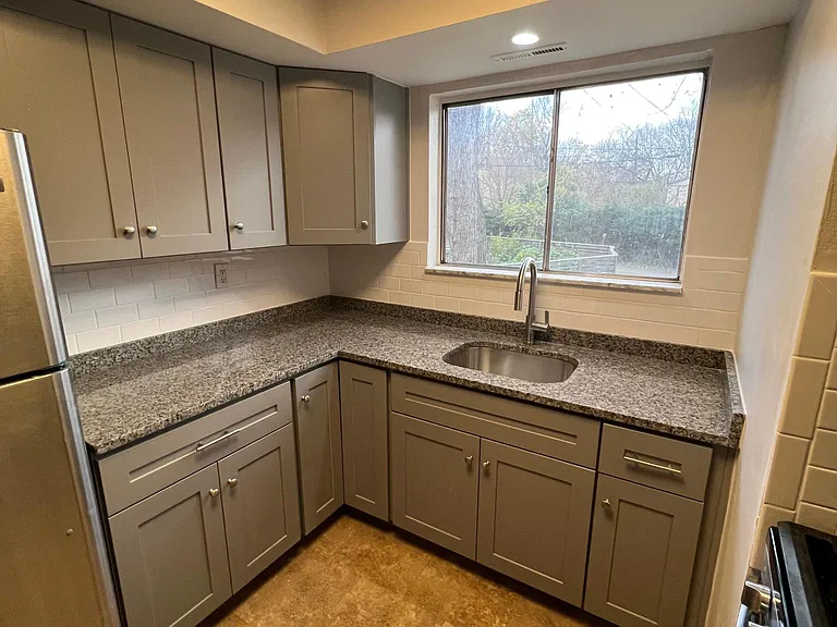 406 Rebecca Ave — Photo 1