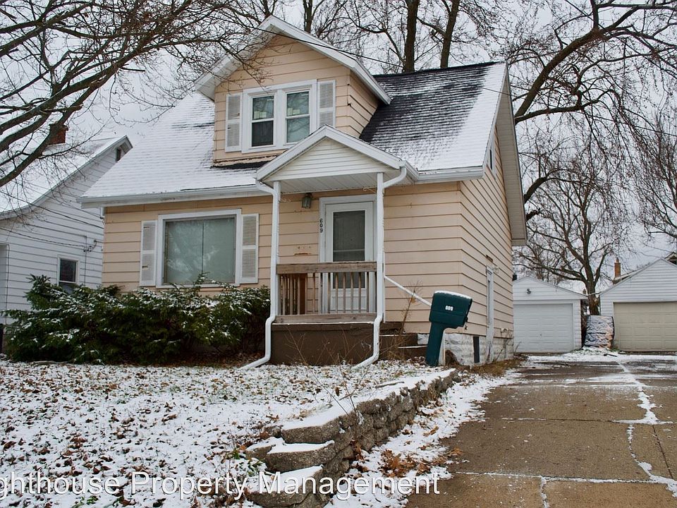 1st image of 609 Woodridge St NE