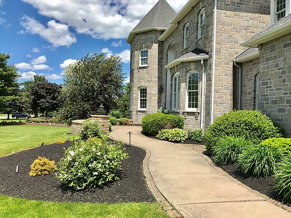 3rd image of 9 Beauclaire Ln
