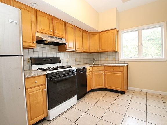4th image of 11 Essex St #11B