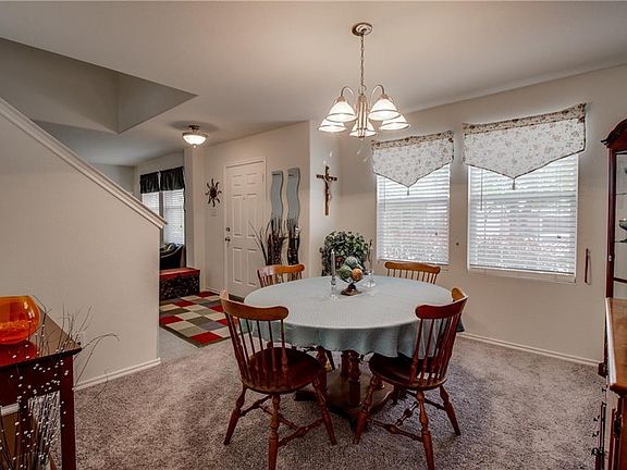 4th image of 927 Oakcrest Dr