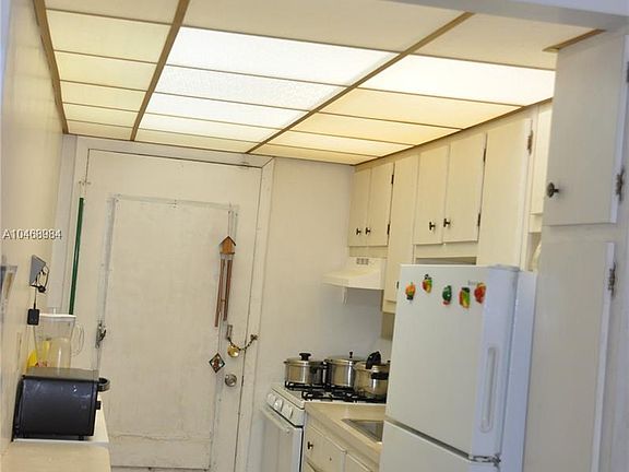4th image of 122 NE 204th St APT 22L