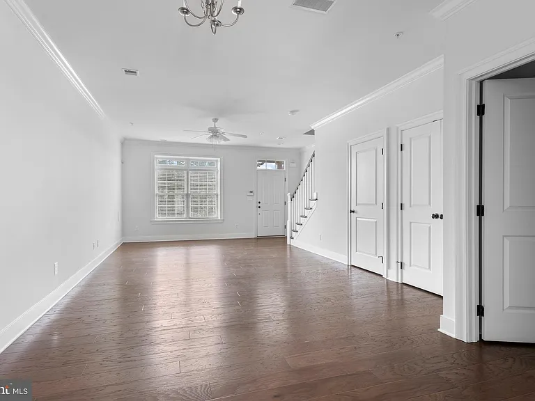 619 W Mulberry St — Photo 7