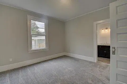 1405 Queen St — Photo 3