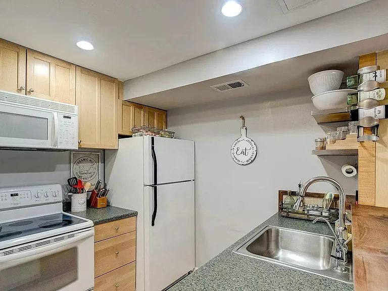 903 Valley Dr — Photo 6