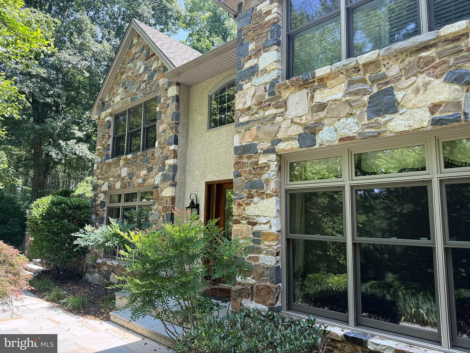 4 bed, 4.5 bath, 4364 sqft, $6,000 — Photo 2