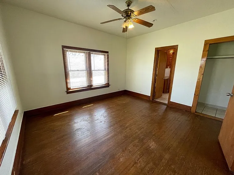 430 E Symmes St — Photo 11