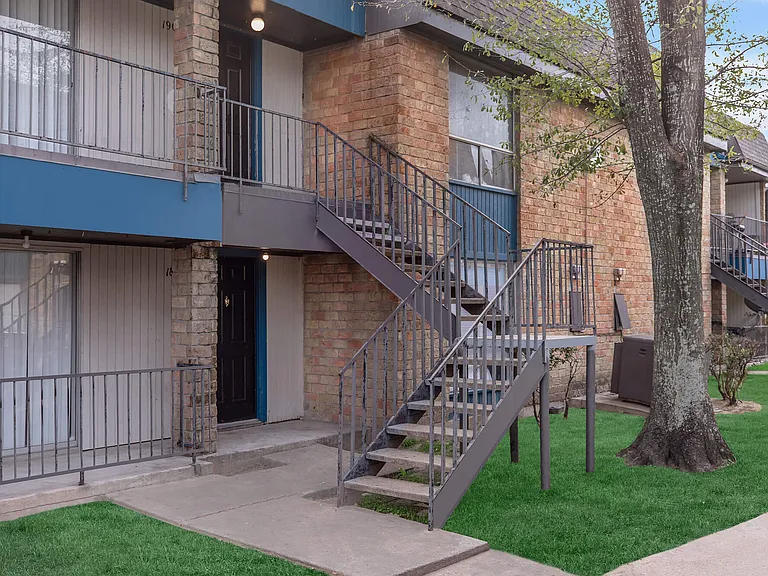 3737 Hillcroft Apartments — Photo 8