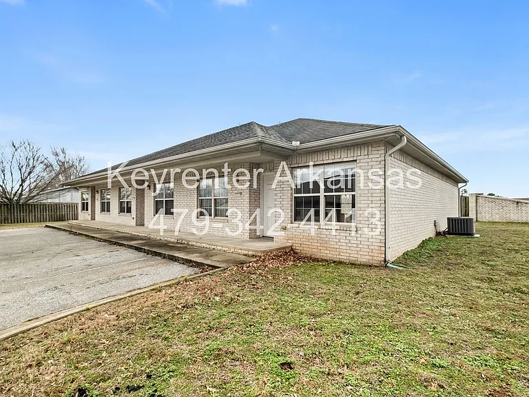 1270 N Trinity Dr — Photo 3