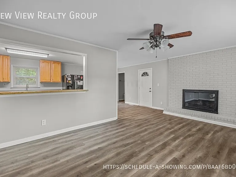 4800 Maplecrest Dr — Photo 2