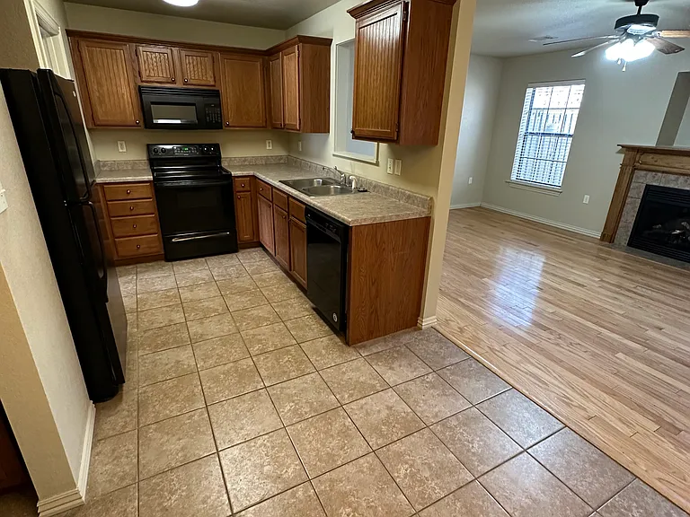 3449 W Chevaux Dr — Photo 2