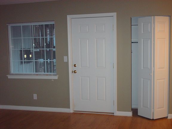 Fr Door/Pic Window/Coat Clos
