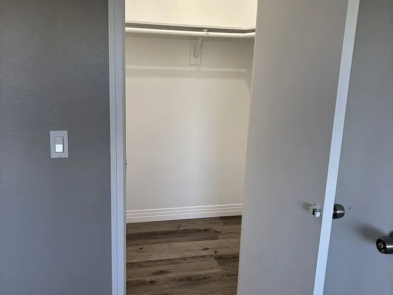 1015 Bennington St — Photo 9
