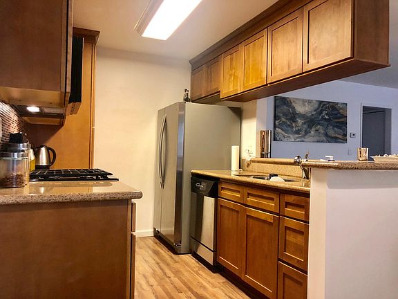 5th image of 20327 Saticoy St Unit 115