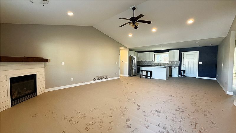 5th image of 409 Amareen Court