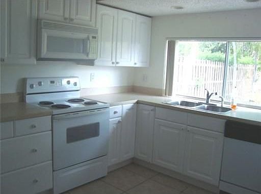 5th image of 10875 NW 26th St