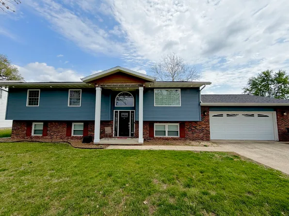 150 Woodland Dr, Salem, IL 62881