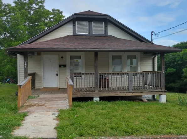 247 11th St NW, Pulaski, VA 24301