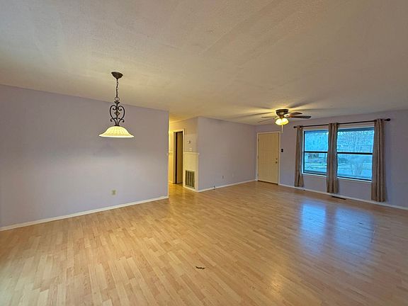 3rd image of 107 Oriole St