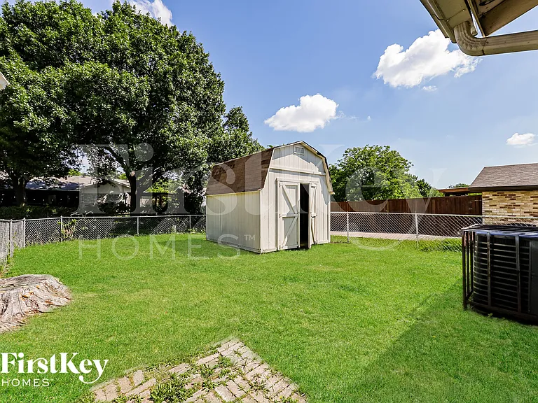 1217 Meadow Creek Dr — Photo 17