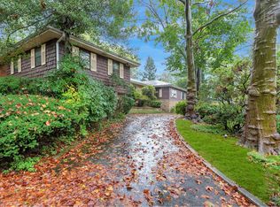 13 Schoolhouse Ln, Great Neck, NY 11020
