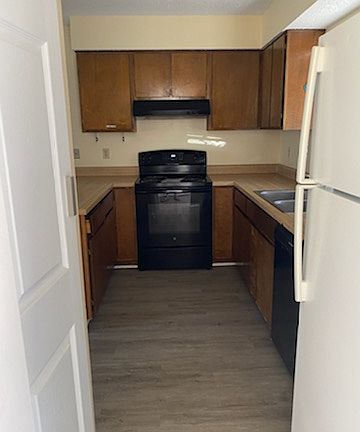 5th image of 311 Oxford Ct