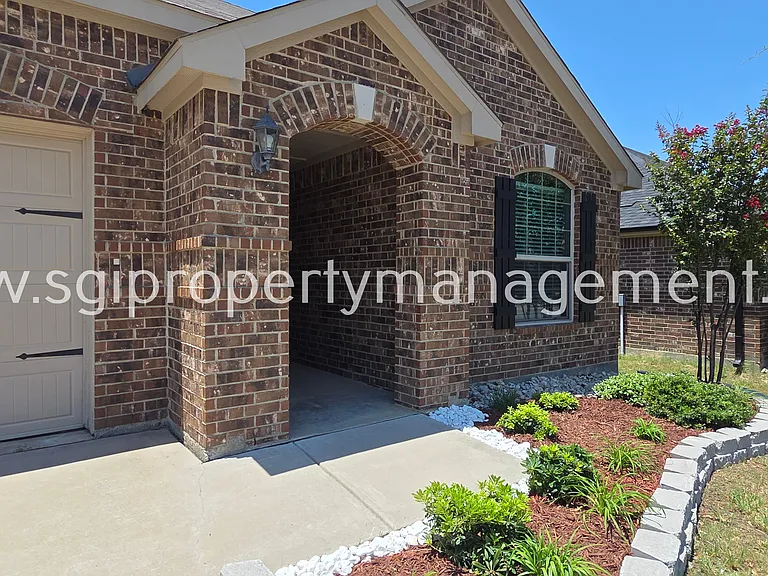 942 Primrose Dr — Photo 3