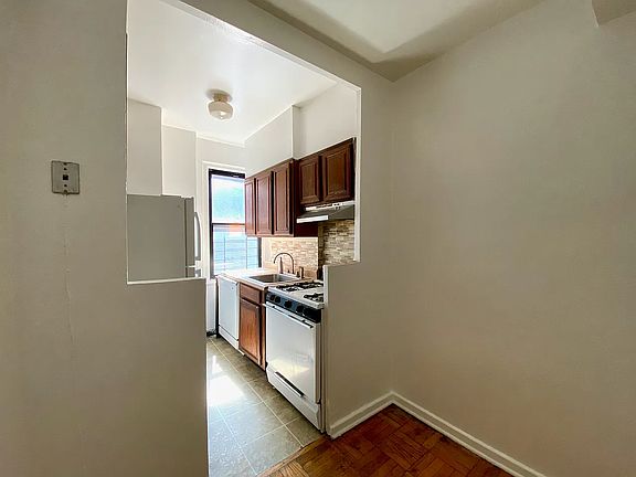 3rd image of 57 Park Ter E APT B35