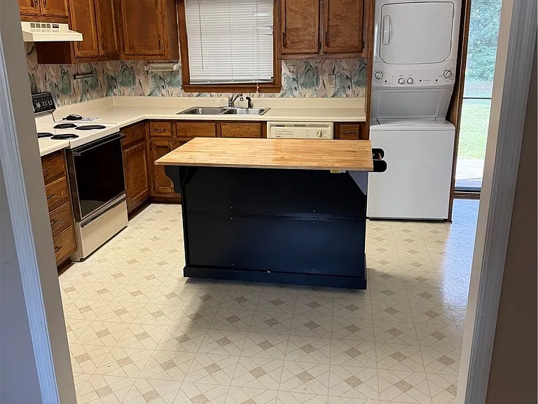 102 Barrington Dr #1 — Photo 8