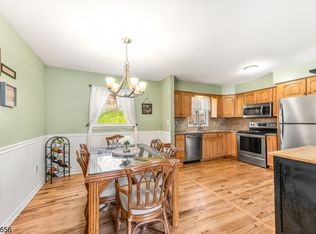 60 Sutton Trl, Hopatcong, NJ 07843