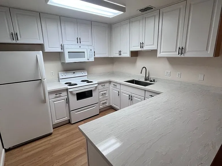 7915 Zenith Dr — Photo 3